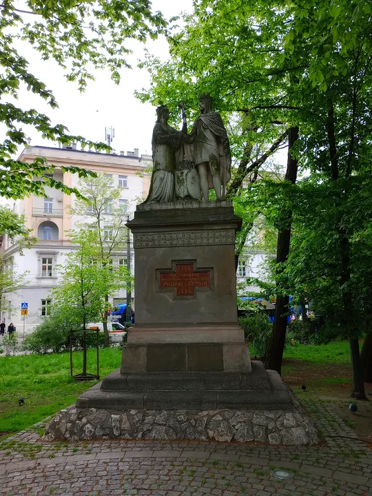 The two figures above the stone base at Jadwiga and Jagiełło monument