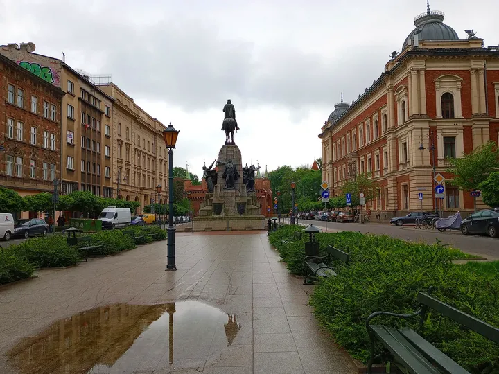 Path towards the monument at Jan Matejko Square