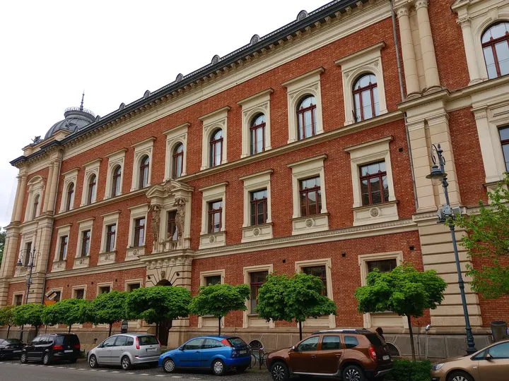 Long frontage alongside the square at Jan Matejko Square