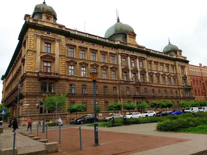 Corner building along the approach at Jan Matejko Square