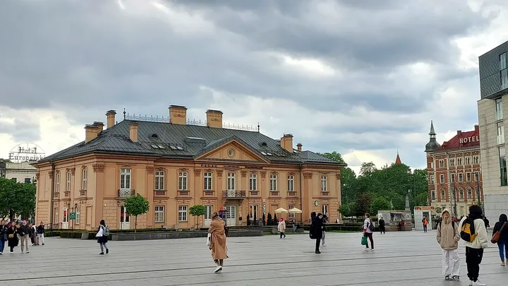 Broad pedestrian approach between the buildings at Jan Nowak-Jeziorański Square