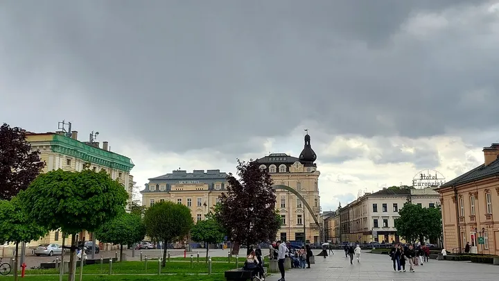 Open square towards the adjoining streets at Jan Nowak-Jeziorański Square