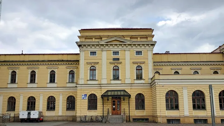 Long yellow frontage across the square at Jan Nowak-Jeziorański Square
