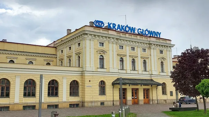 Central part of the former station building at Jan Nowak-Jeziorański Square