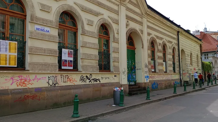 Long side wall along the pavement at Jewish Culture Centre, Kraków