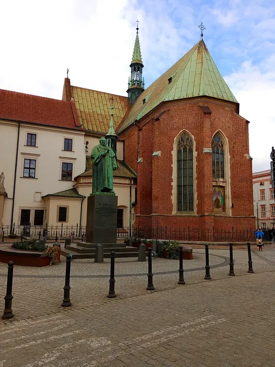 The statue and nearby church at Józef Dietl monument