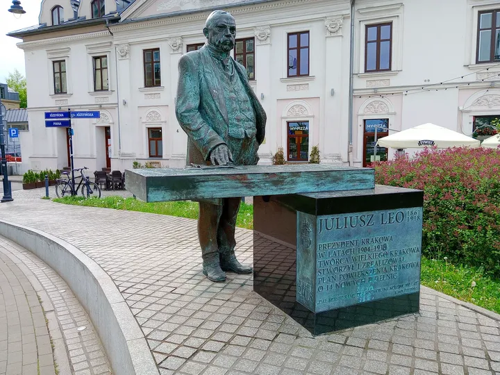 Juliusz Leo figure beside the memorial block at Juliusz Leo monument