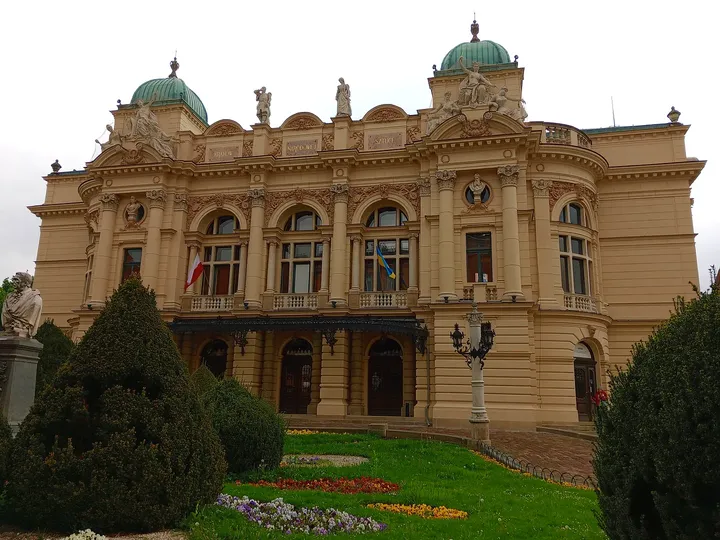 The façade behind the planted garden at Juliusz Słowacki Theatre