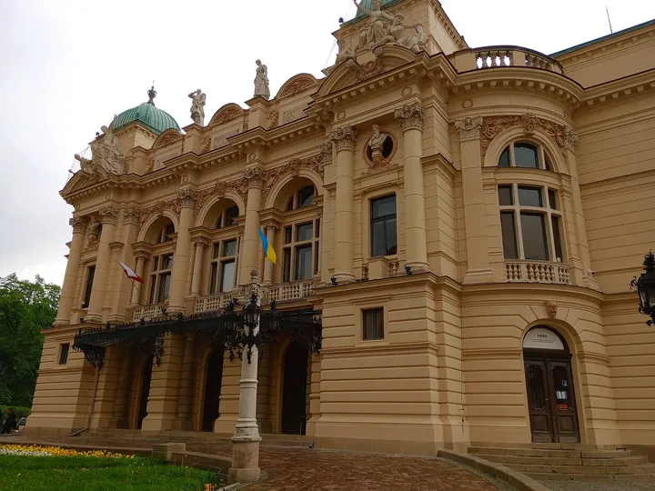 The theatre across its forecourt at Juliusz Słowacki Theatre