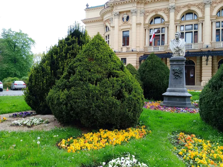 A statue and planting beside the theatre at Juliusz Słowacki Theatre