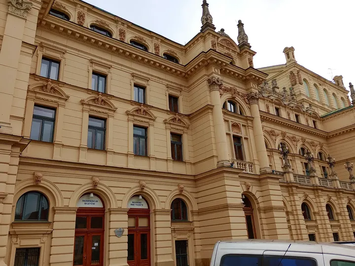 The long side wall and arched windows at Juliusz Słowacki Theatre