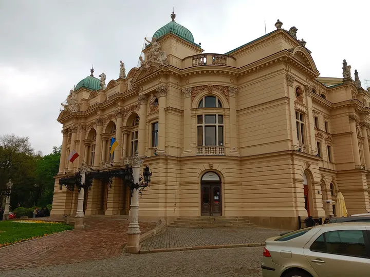 The theatre seen from the square at Juliusz Słowacki Theatre