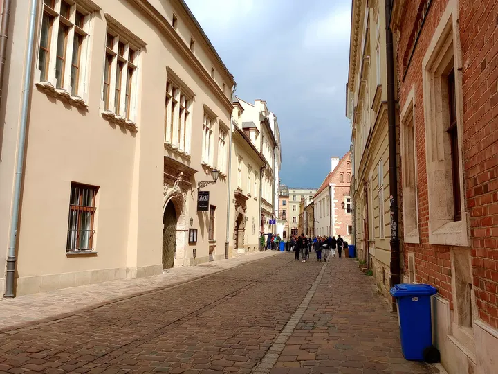 Long view along the lane at Kanonicza Street
