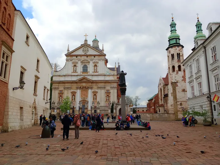 Square opening towards the church at Kanonicza Street