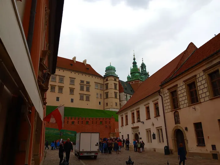 Courtyard among the older buildings at Kanonicza Street