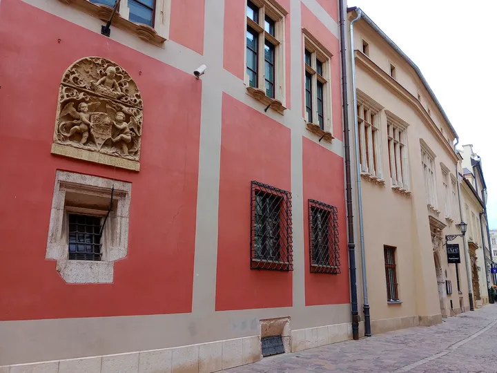 Pink frontage beside the pavement at Kanonicza Street