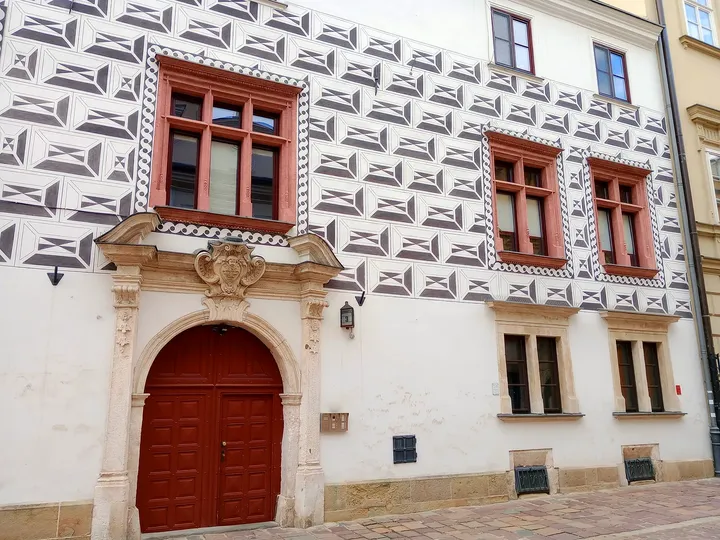 Carved frontage above the entrance at Kanonicza Street