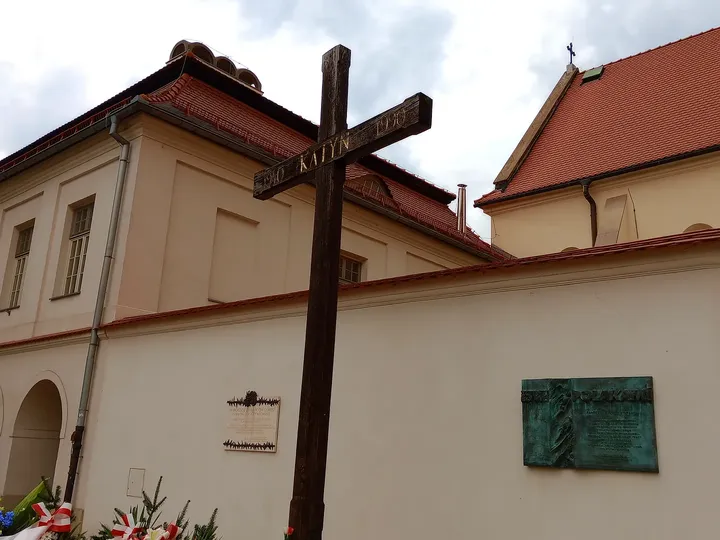 The wooden cross on the Wawel approach at Katyń Cross, Kraków