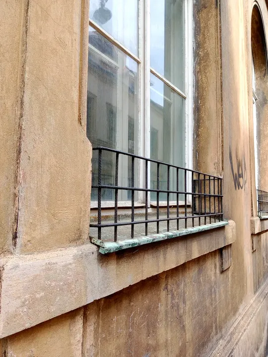 Arched windows above the pavement at Kazimierz Jewish heritage trail