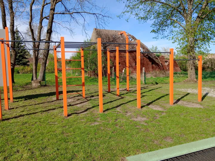 Overhead ladder beside the grass at Kiełpin outdoor exercise ground