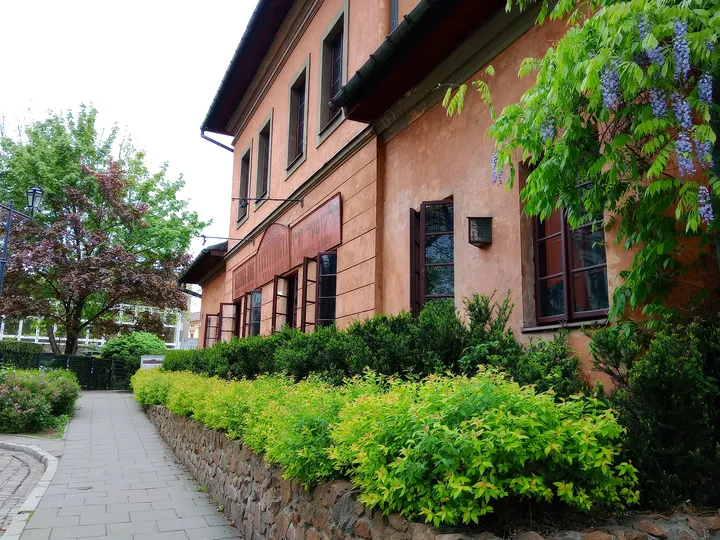 Building corner and garden entrance at Klezmer-Hois