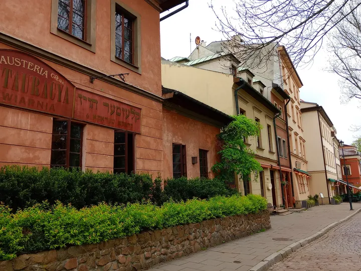 Long pink façade along the street at Klezmer-Hois