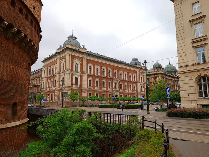 The street beyond the fortification at Kraków Barbican