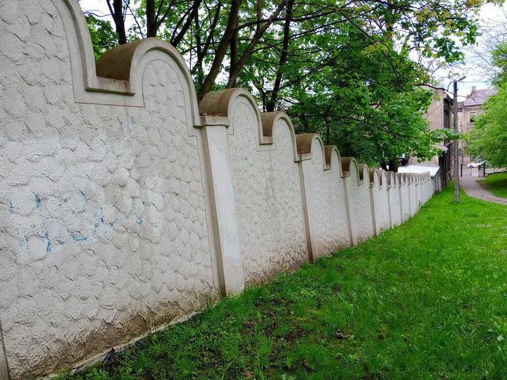 Long section beside the green verge at Kraków ghetto wall