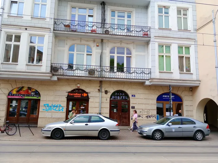 Frontage beside the parked vehicles at Krakowska Street