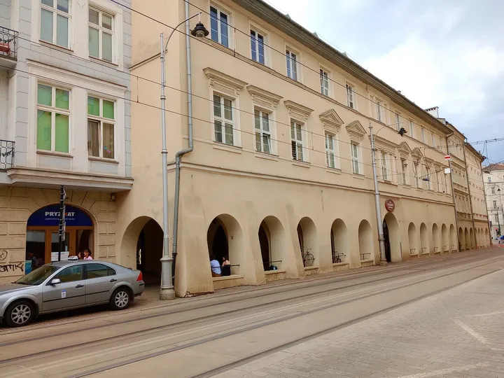 Pale building beside the pavement at Krakowska Street
