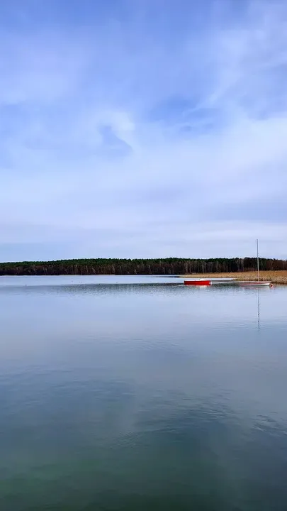 Marker against the broad lake view at Lake Niesłysz