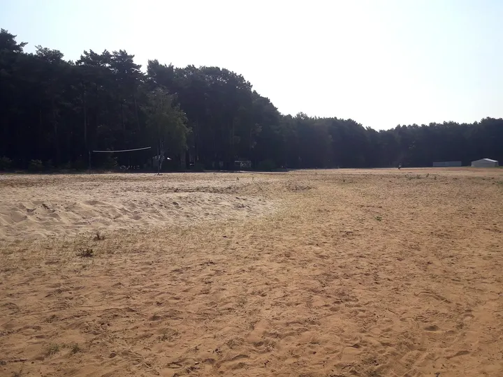 A wide stretch of sandy beach at Lake Sławskie