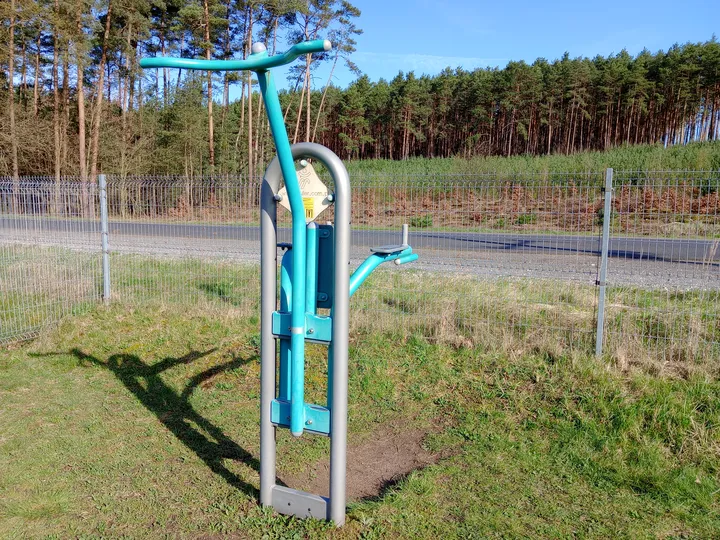 Exercise station close to the fence at Łężyca outdoor exercise ground