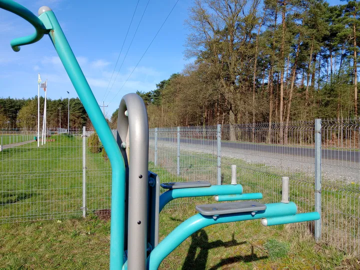 Moving handles and padded seat at Łężyca outdoor exercise ground