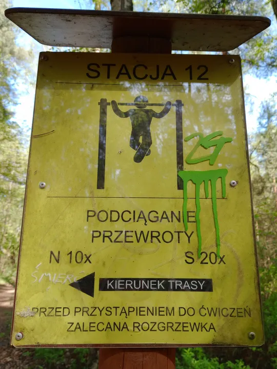 Exercise instructions on the equipment at Liliowy Las outdoor exercise ground