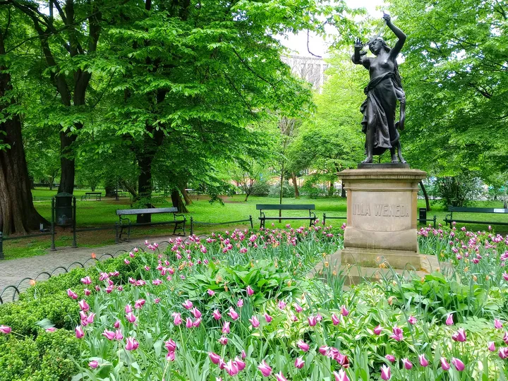 The figure against the green tree canopy at Lilla Weneda monument