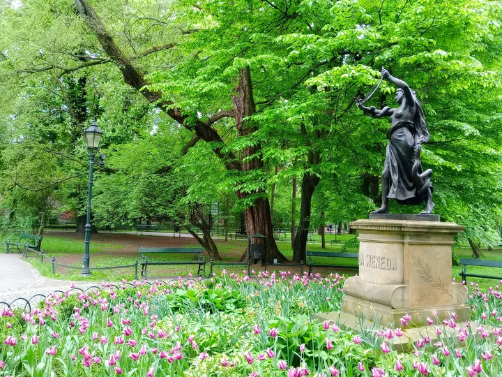 The statue and its planted surround at Lilla Weneda monument