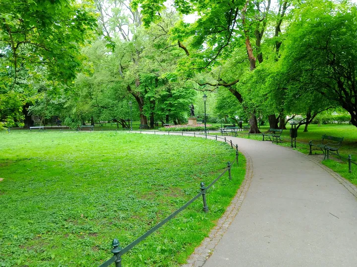 The path winding around the lawn at Lilla Weneda monument
