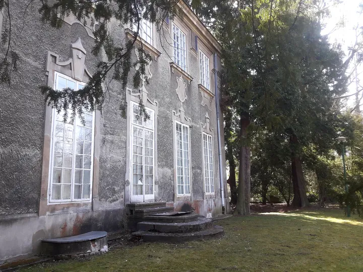 Tall windows along the palace wing at Manor Park, Iłowa