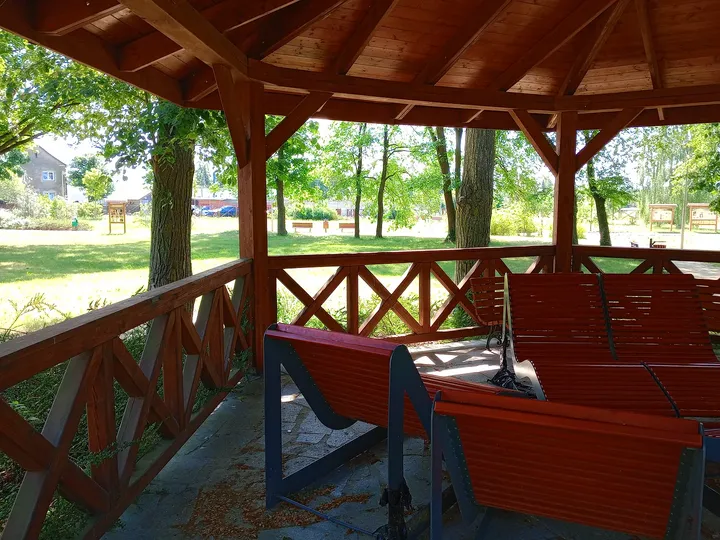 Tables under the pavilion roof at Manor Park, Kiełpin
