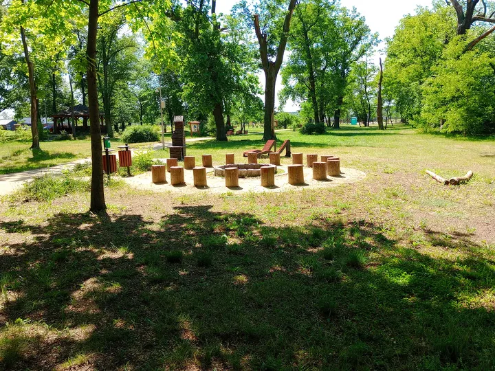 Open seating area in the grounds at Manor Park, Kiełpin