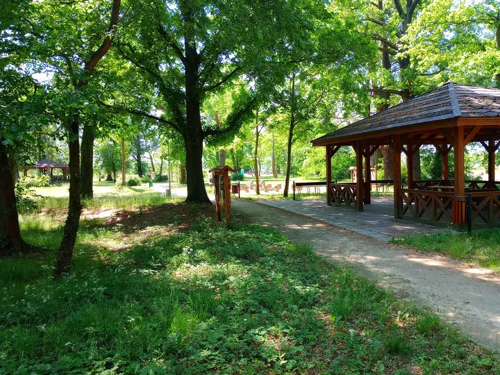Pavilion beside the shaded avenue at Manor Park, Kiełpin