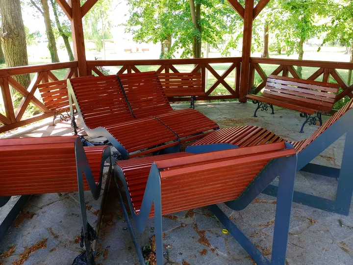 Seating beneath the timber pavilion at Manor Park, Kiełpin