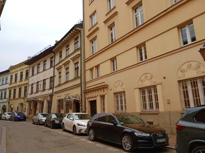 The curve of the street frontage at Mikołajska Street