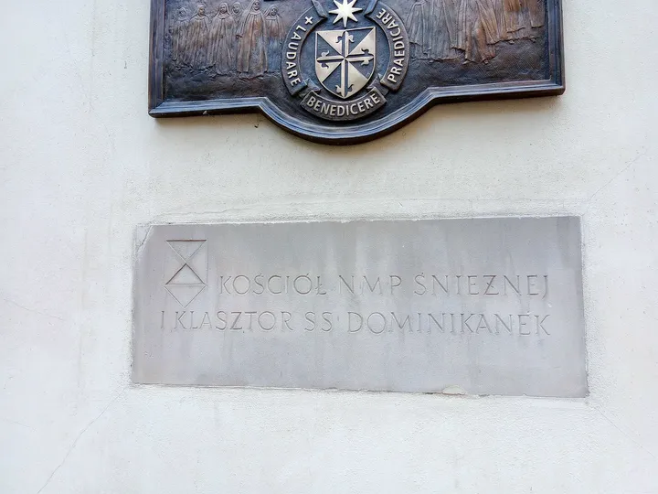 A memorial beside the entrance at Mikołajska Street