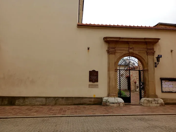 An arched doorway beside the street at Mikołajska Street