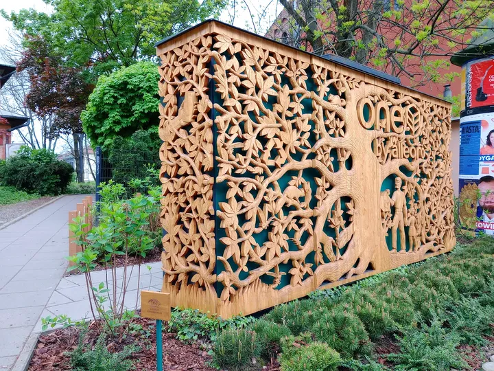 The screen at the edge of the planted path at Miodowa Street