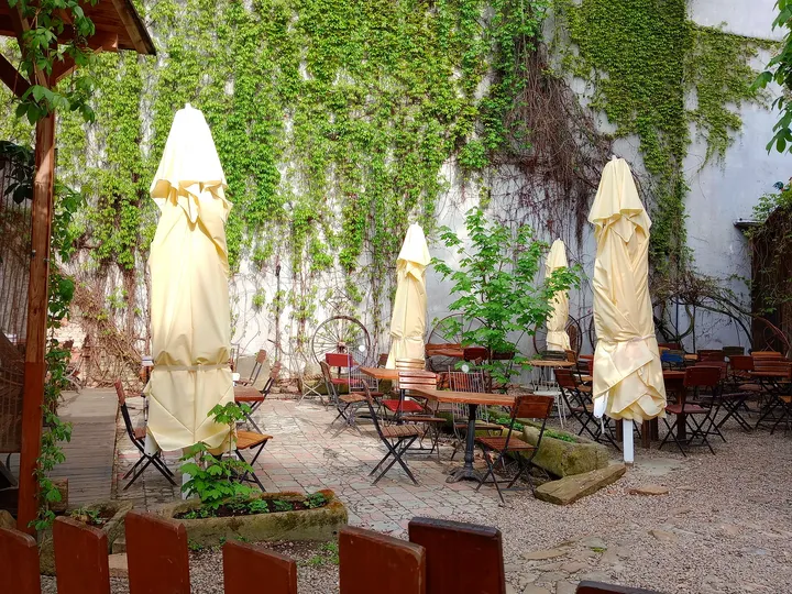 Seating in the courtyard garden at Mleczarnia courtyard