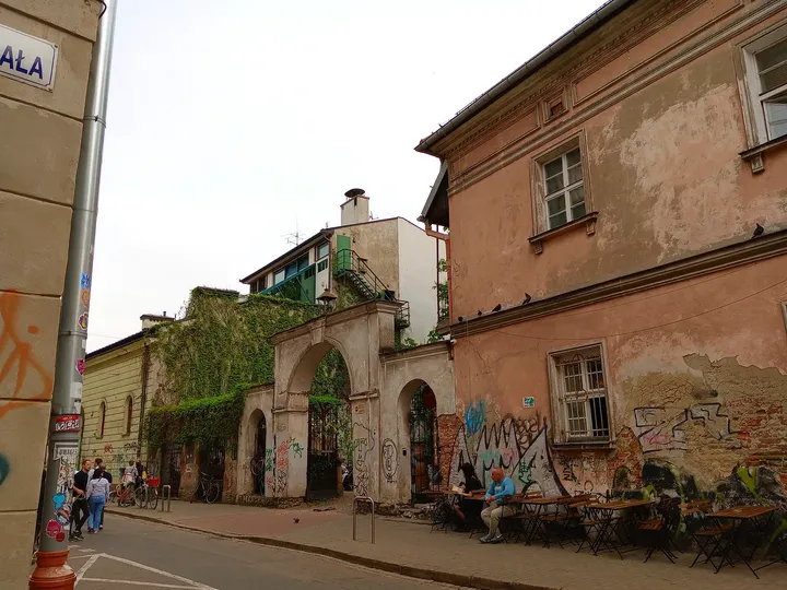 The courtyard building from the street at Mleczarnia courtyard