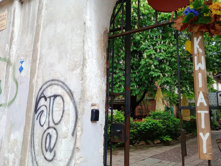 A painted wall beside the doorway at Mleczarnia courtyard